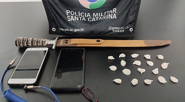 Quatro pessoas são presas pela Polícia Militar de posse de cocaína