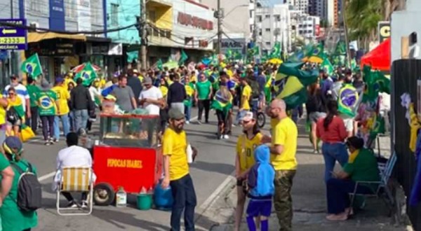 Manifestações reúnem milhares de pessoas em frente a quartéis de SC no domingo