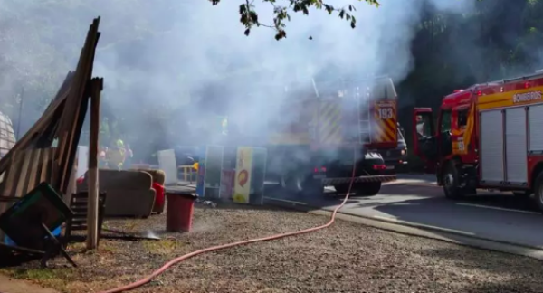 Incêndio destrói restaurante nas margens da SC-480, em Chapecó