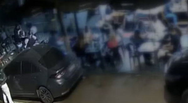 Jovem de 15 anos abre fogo em bar e mata duas pessoas