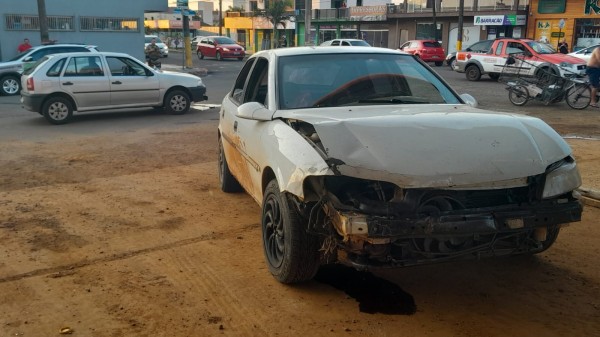 Condutor foge após se envolver em acidente no centro