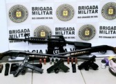 Casal integrante de facção é preso com arsenal de armas