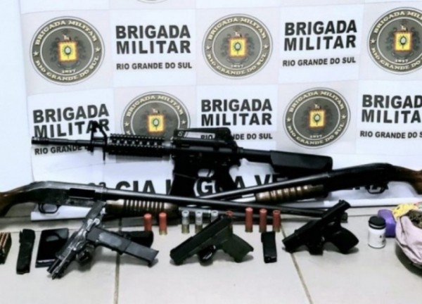 Casal integrante de facção é preso com arsenal de armas