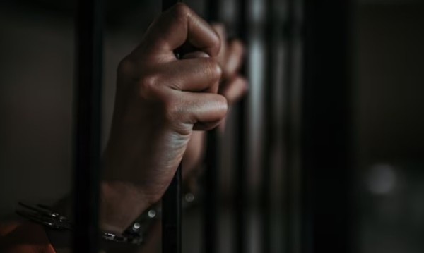 Polícia Militar cumpre dois mandados de prisão durante operação no Centro