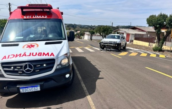 Carro bate em muro no centro