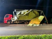 Caminhão derruba poste e deixa quase 5 mil unidades sem energia
