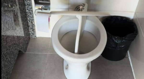 Banheiros públicos são vandalizados na Praça João Maria de Lara