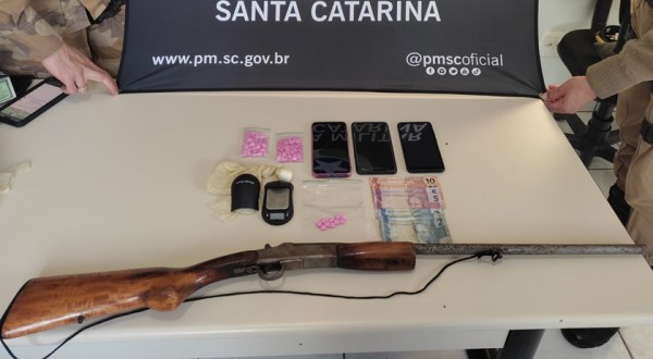 Casal é preso por Tráfico de Drogas e por Porte Ilegal de arma de fogo em São Miguel do Oeste