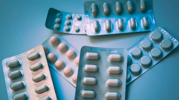 Antibióticos populares no Brasil mataram mais de 200 pessoas com reações graves, diz estudo