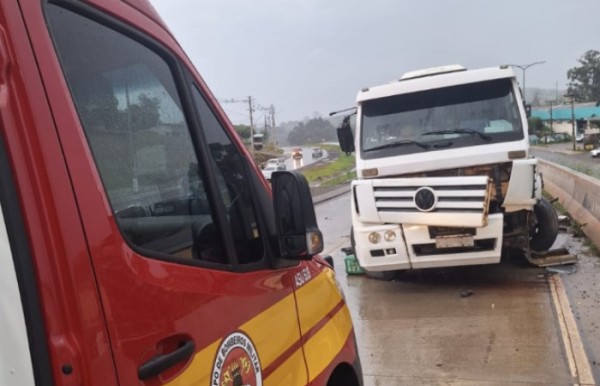 Colisão entre dois caminhões na BR-163 mobiliza equipes de resgate