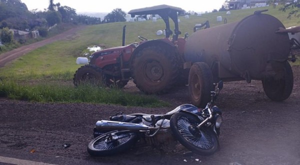 Motociclista colide em máquina agrícola e fica ferido em Iporã do Oeste