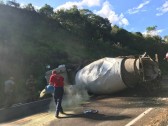 Homem fica ferido após capotamento de caminhão em  Chapecó
