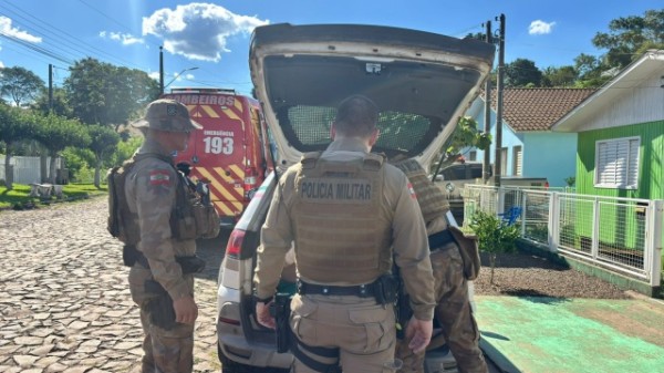 Idoso é detido após tentar atacar policiais com faca