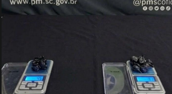 Duas mulheres são presas com cocaína e materiais ligados ao tráfico