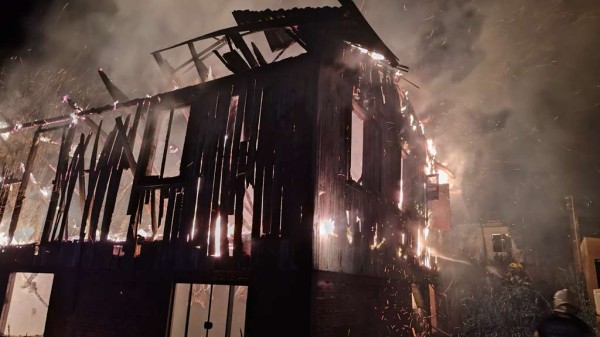 Incêndio destrói residência durante a madrugada