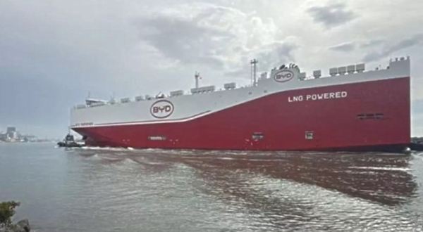 Maior navio de transporte de veículos do mundo desembarca 7 mil carros elétricos em SC