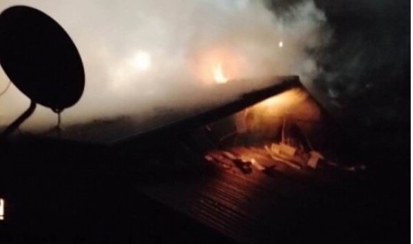 Bombeiros é acionado para atender ocorrência de incêndio que consumiu duas casas no Oeste de SC