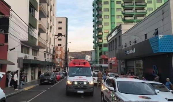 Mulher atropela a própria sogra na saída de delegacia e é presa