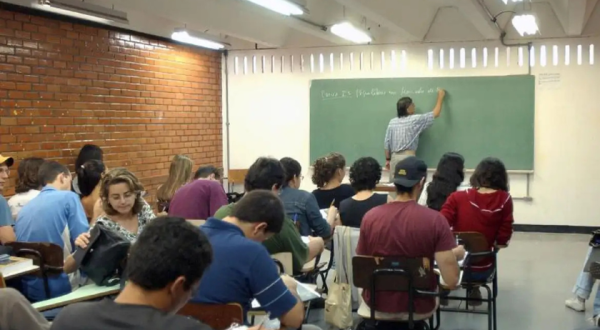 Ensino superior no Brasil pode mais que dobrar salário