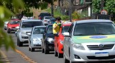 Torcedores comemoram vitória do Brasil com carreata