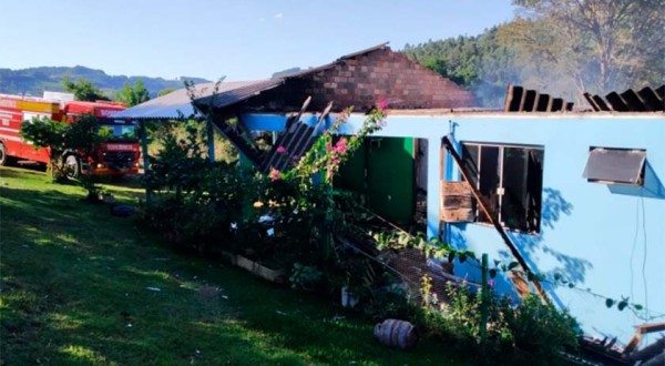 Incêndio destrói residência no interior