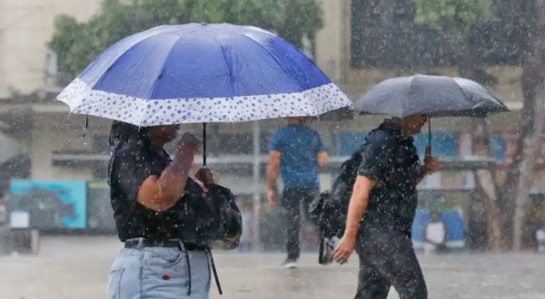 Semana começa com alerta laranja de chuvas intensas em 17 estados