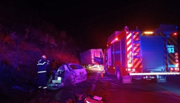 Motorista morre carbonizado após carro colidir contra caminhão BR-282