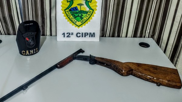 Polícia apreende espingarda e prende suspeito