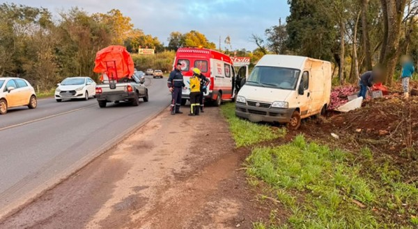 Colisão entre três veículos deixa casal ferido na BR-282