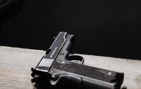 Jovem ameaça médico com arma após ter atestado negado