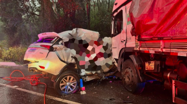 Colisão entre carro e carreta deixa 2 mortos na BR-153