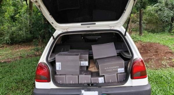 Polícia apreende veículo com 35 caixas de vinho