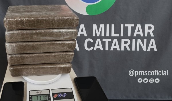 Jovem é preso e adolescente apreendido com 3,3 kg de maconha