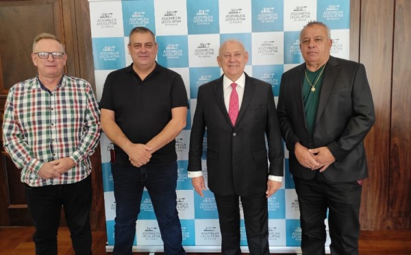 Barracão é contemplado com recursos para construção de nova creche em importante cerimônia em Curitiba
