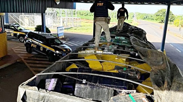 Motorista natural de Dionísio Cerqueira é preso transportando mais de 05 toneladas de maconha