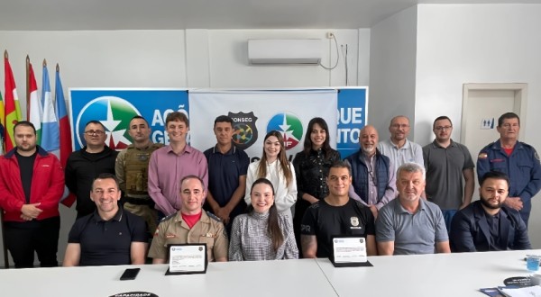Delegado Lucas Faria e Corpo de Bombeiros são homenageados pelo CIF e CONSEG