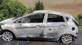 Carro fica completamente destruído pelas chamas