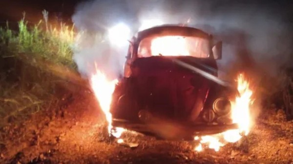 Fusca é destruído pelo fogo