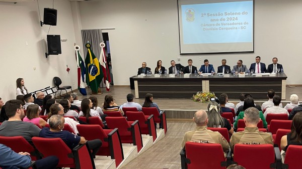 Câmara de Vereadores entrega moção de aplausos no auditório da Prefeitura Municipal