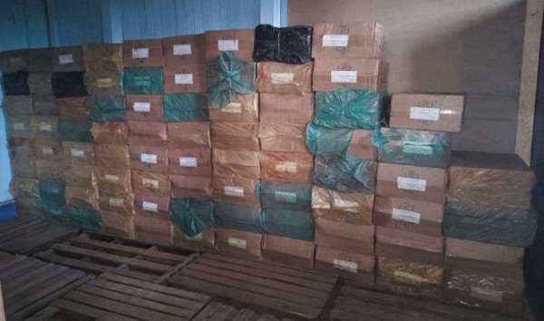 Polícia apreende 350 caixas de cigarro contrabandeado e prende homem