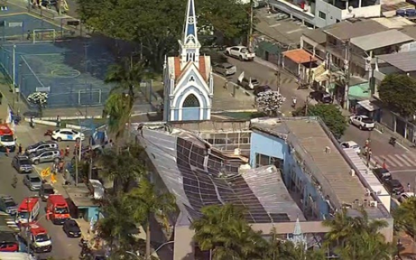 Teto de igreja desaba e mata duas pessoas