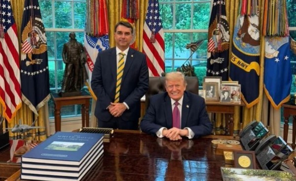 Flávio Bolsonaro é recebido por Trump na Casa Branca; saiba bastidores