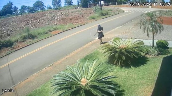Homem armado com facão assalta um estabelecimento comercial e foge do local