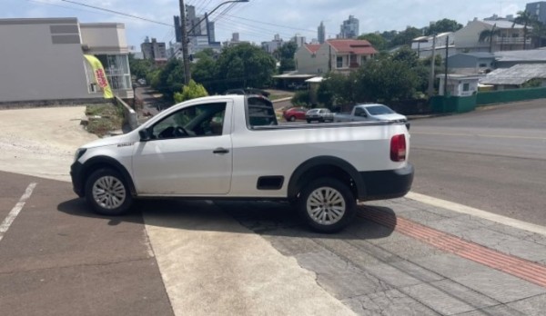 Mulher é atropelada por veículo em marcha a ré