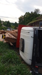 Caminhão tomba na SC-160, e motorista fica ferido