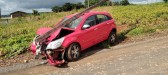 Mulher perde controle de carro e atinge poste de fibra óptica no interior de Barra Bonita
