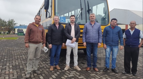 Prefeitura recebe ônibus para transporte escolar no município