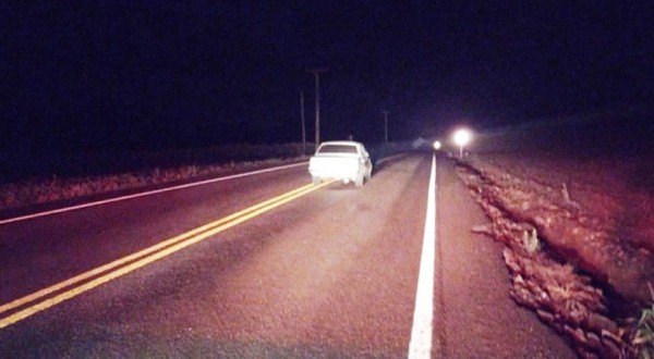 Motorista é flagrado dormindo e carro parado no meio da pista