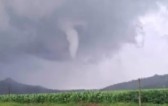 Tipo raro de tempestade provoca formação de “quase tornado” em pequena cidade de SC