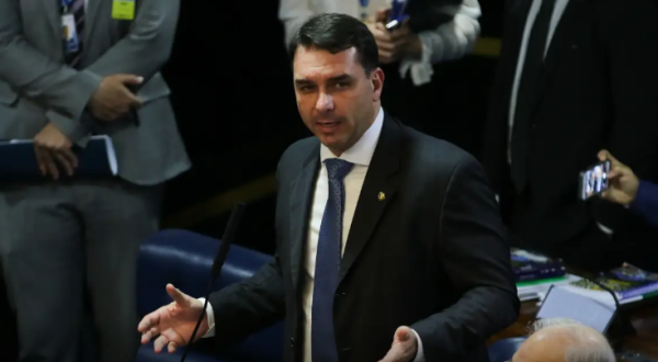 Flávio Bolsonaro domina Santa Catarina e supera Lula por quase 1,9 milhão de votos